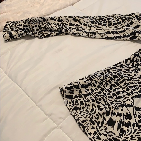 Silk Elie Tahari v neck blouse. Animal print - Picture 9 of 11